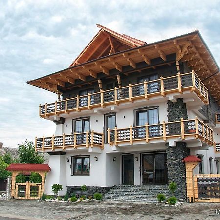 La Conacul Vesel Sapinta Exterior foto