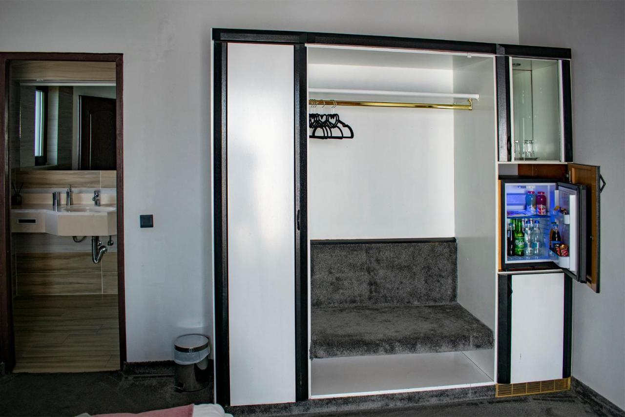 La Conacul Vesel Sapinta Exterior foto