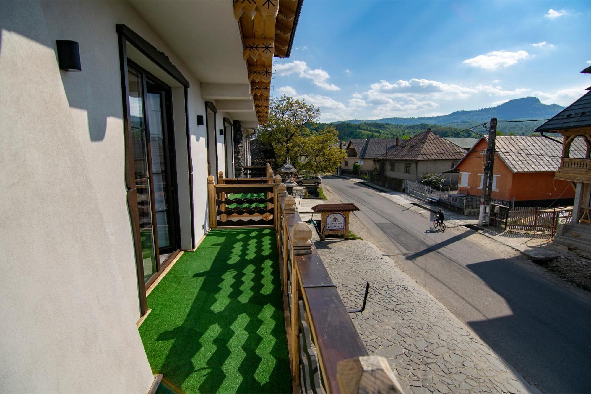 La Conacul Vesel Sapinta Exterior foto