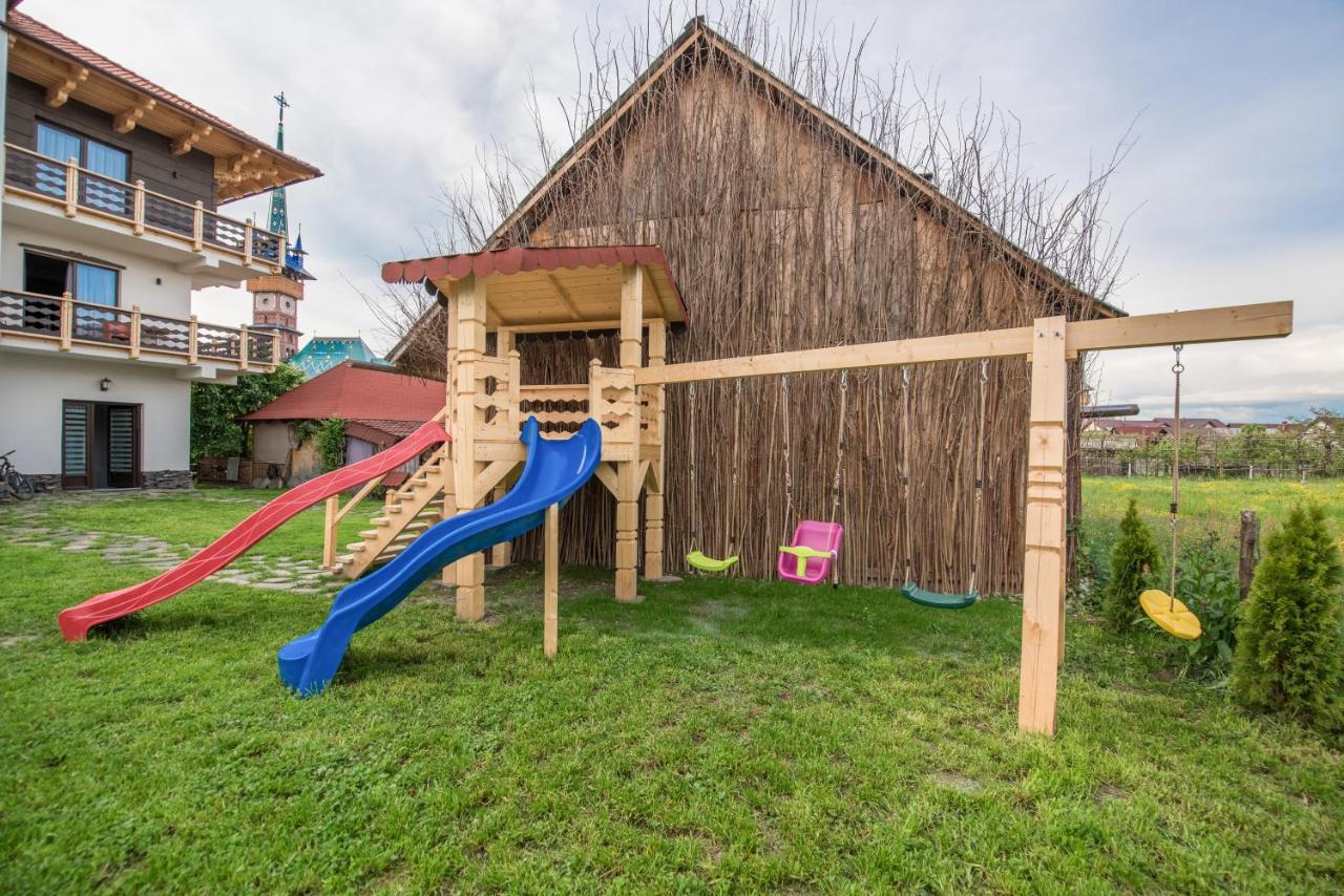 La Conacul Vesel Sapinta Exterior foto